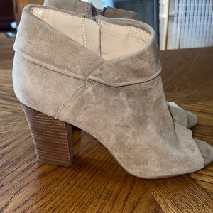 Nine West Zenaideo Brown Tan Suede Cuffed open Toe Ankle Boot Booties size 9 1/2